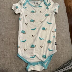Kyte BABY White and Teal Snail Print Bodysuit